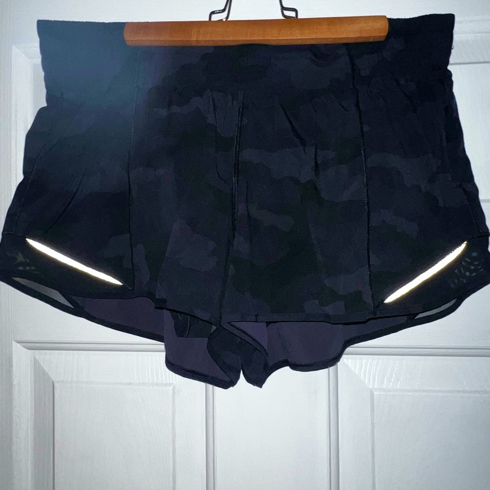 Lululemon NWOT Hotty Hot High-Rise Lined
Short 2.5" camo black shorts size 10.